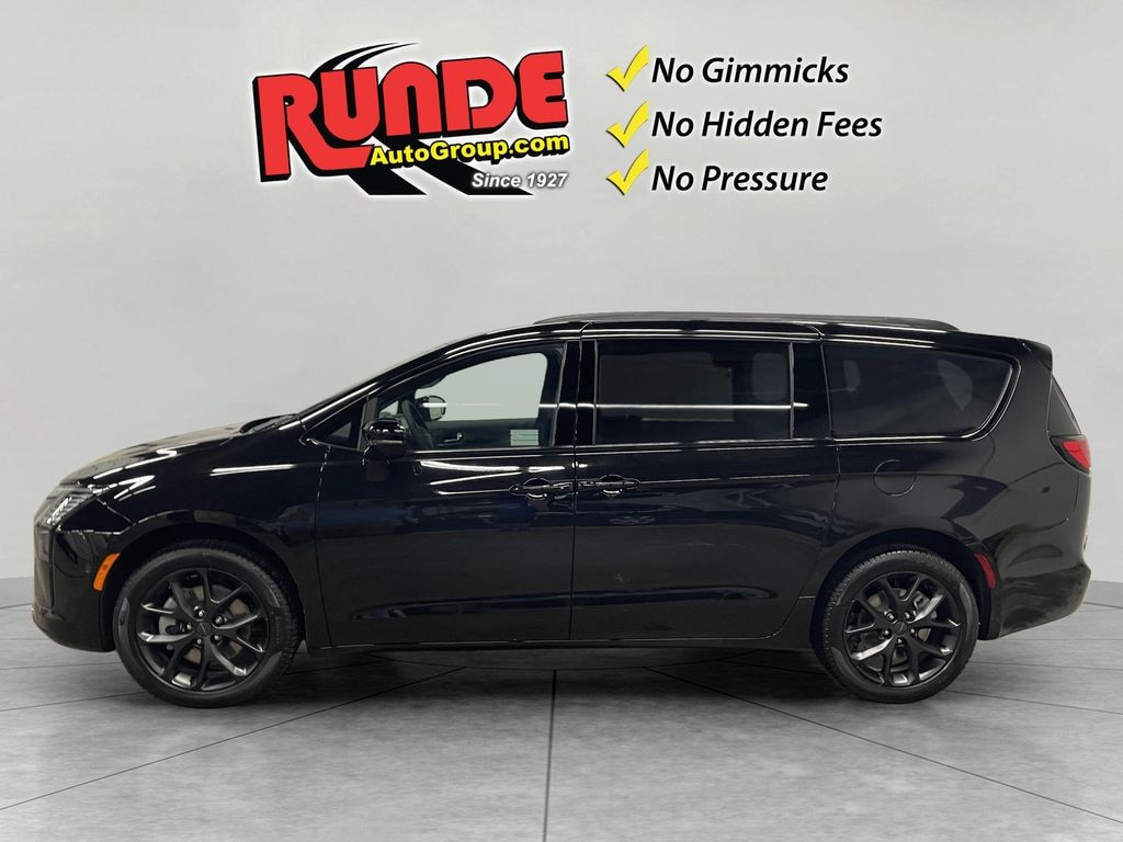 New 2027 Chrysler Pacifica LIMITED AWD Passenger Van
