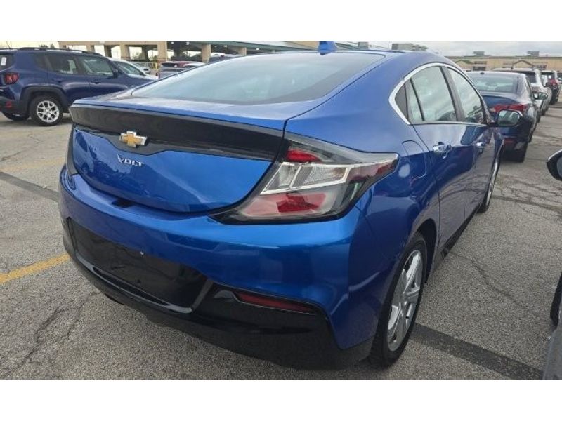 2016 Chevrolet Volt LT photo 3