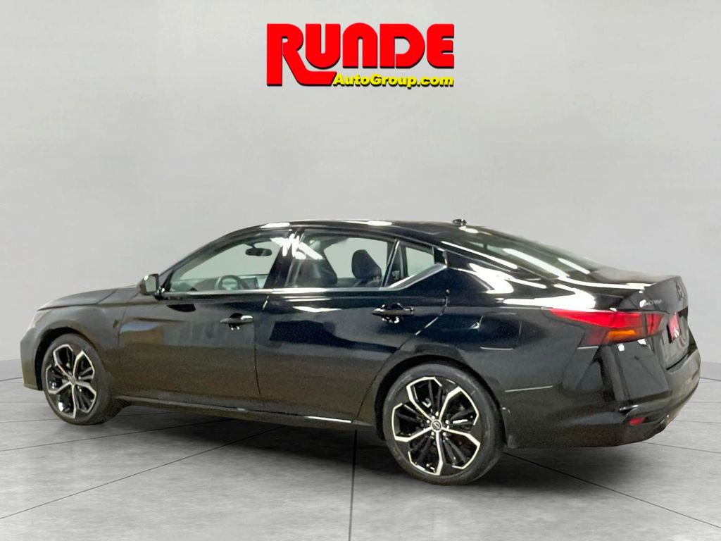 2024 Nissan Altima 2.5 SR photo 3