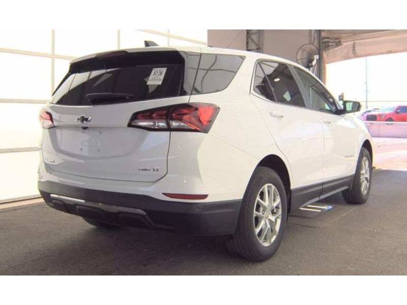 2022 Chevrolet Equinox LT photo 2