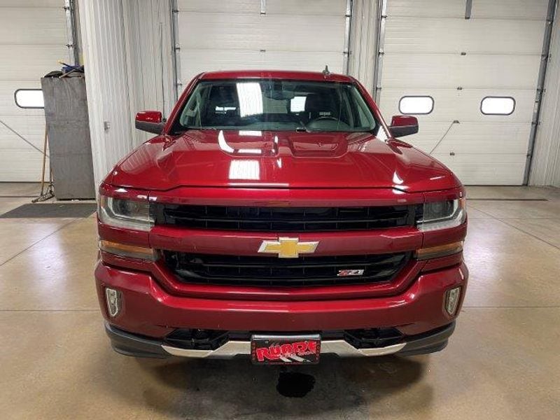 Used 2018 Chevrolet Silverado 1500 LT Z71 with VIN 3GCUKREC9JG432165 for sale in Manchester, IA