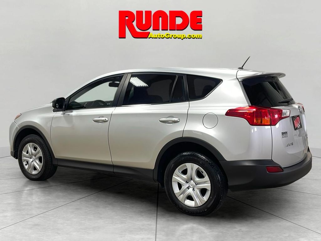 2015 Toyota RAV4 LE photo 2