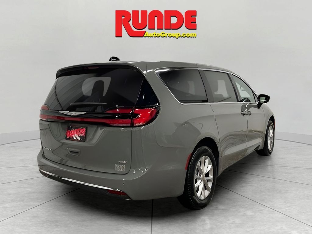 2025 Chrysler Pacifica photo 4