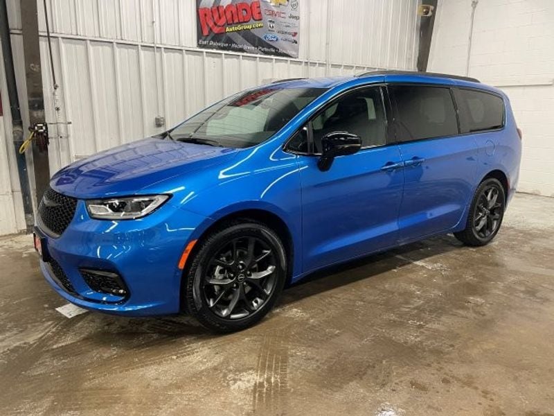 2026 Chrysler Pacifica Select's photo