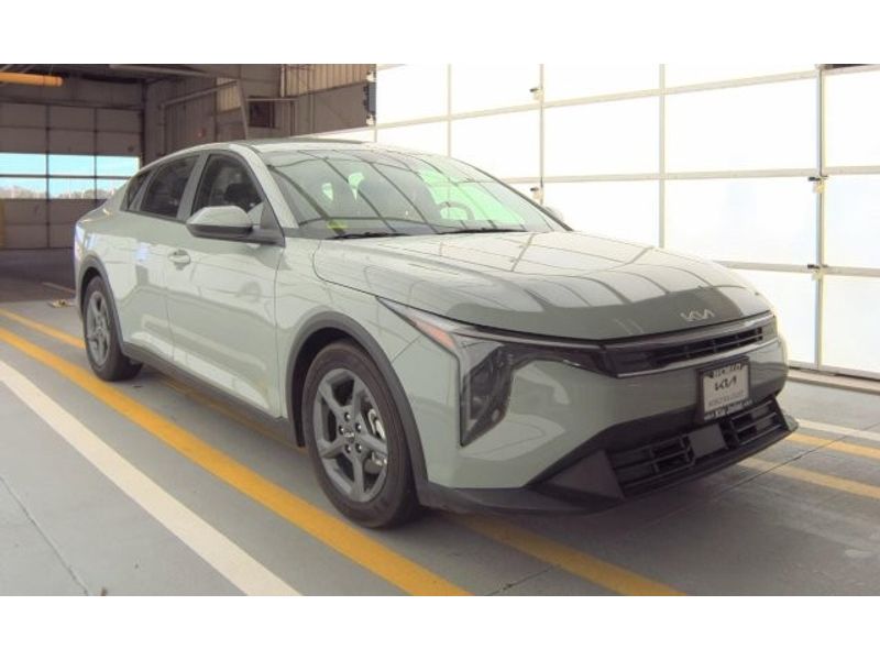 2025 Kia K4 LXS photo 2
