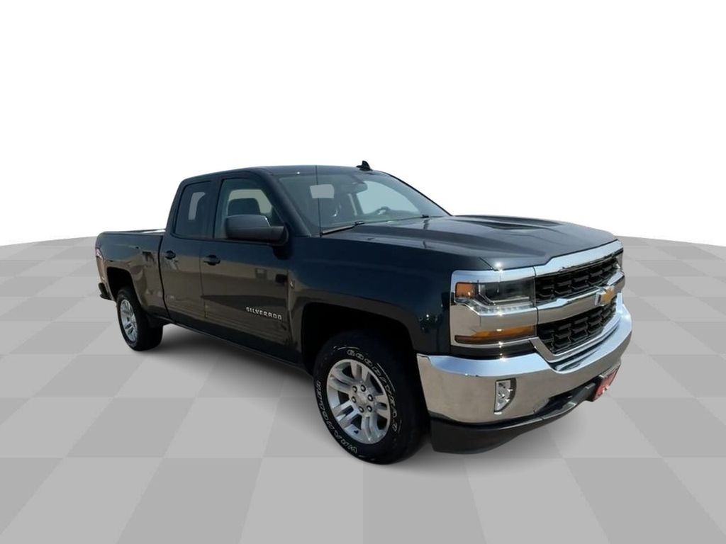 Used 2018 Chevrolet Silverado 1500 LT with VIN 1GCVKREC5JZ233800 for sale in Manchester, IA