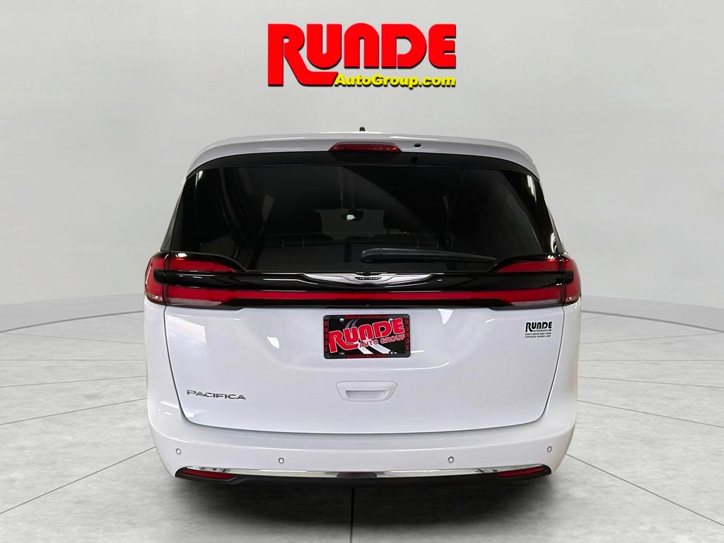 2023 Chrysler Pacifica Touring photo 4