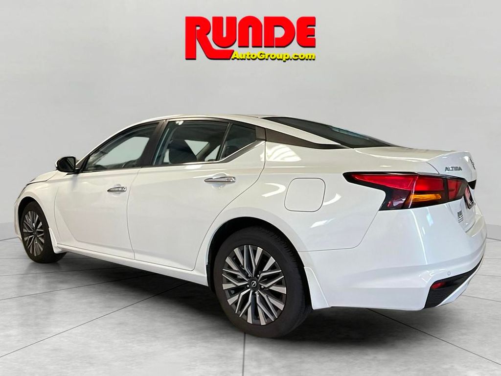 2024 Nissan Altima 2.5 SV photo 3