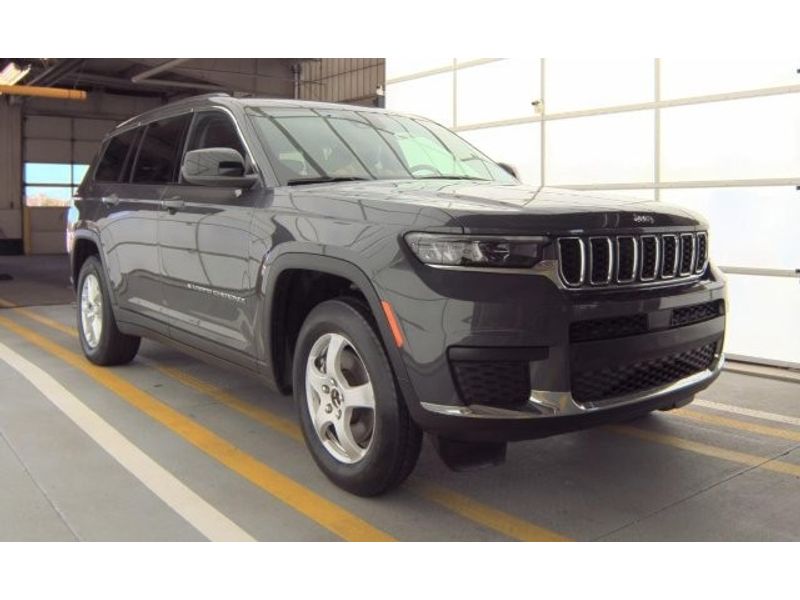 2023 Jeep Grand Cherokee Laredo photo 2