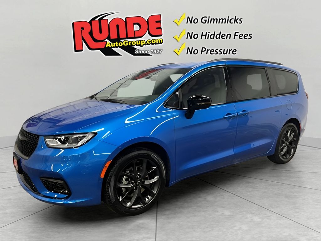 2026 Chrysler Pacifica Select's photo