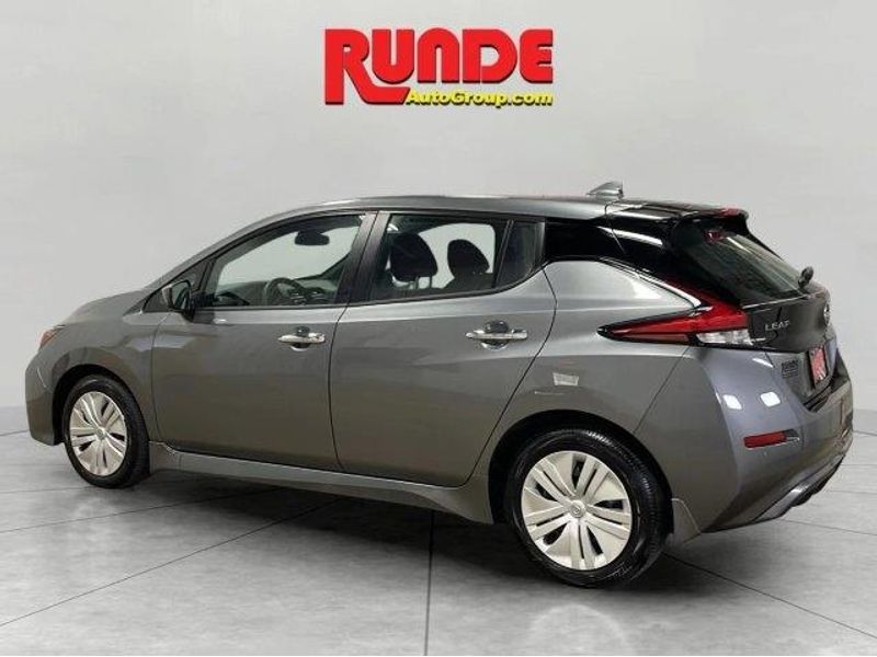 2023 Nissan Leaf S photo 3