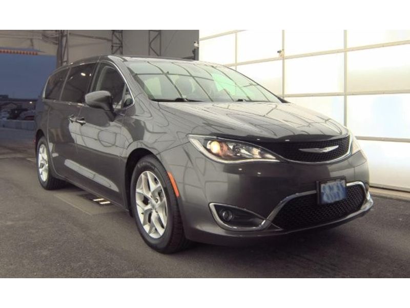 2017 Chrysler Pacifica Touring Plus photo 2