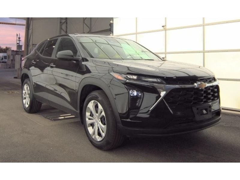 2025 Chevrolet Trax LS photo 2