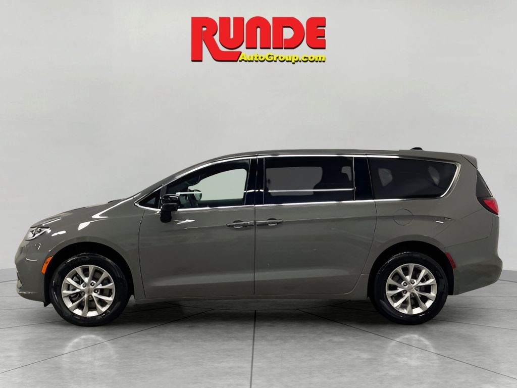 2025 Chrysler Pacifica photo 2