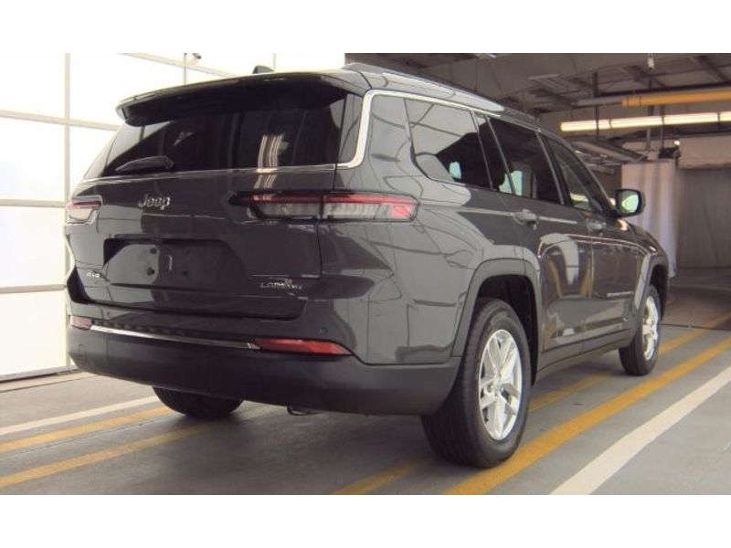 2023 Jeep Grand Cherokee Laredo photo 3