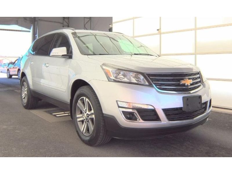 2016 Chevrolet Traverse 2LT photo 2