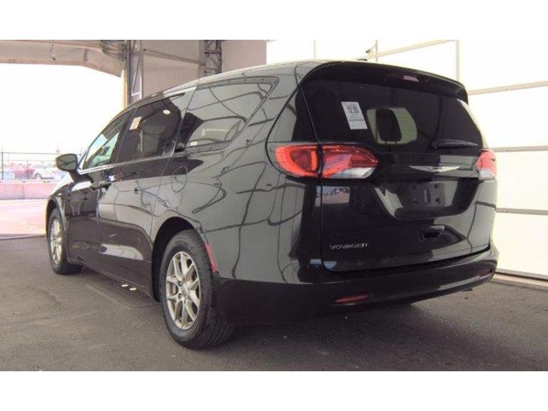 2020 Chrysler Voyager LX photo 4