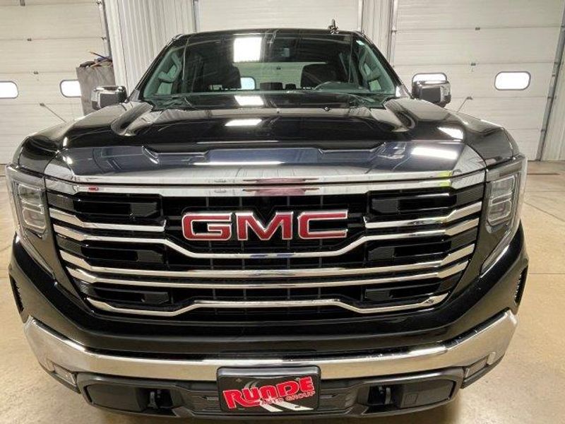 Used 2022 GMC Sierra 1500 SLT with VIN 3GTUUDED9NG623757 for sale in Manchester, IA