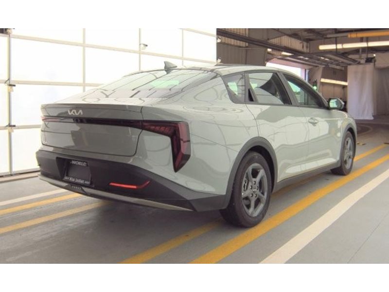 2025 Kia K4 LXS photo 3