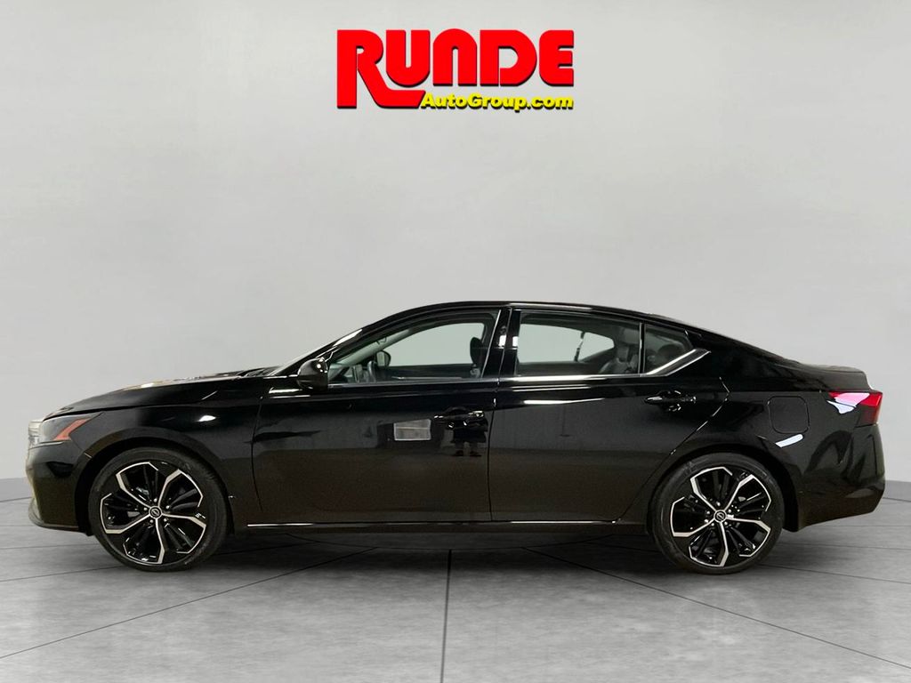 2024 Nissan Altima 2.5 SR photo 2