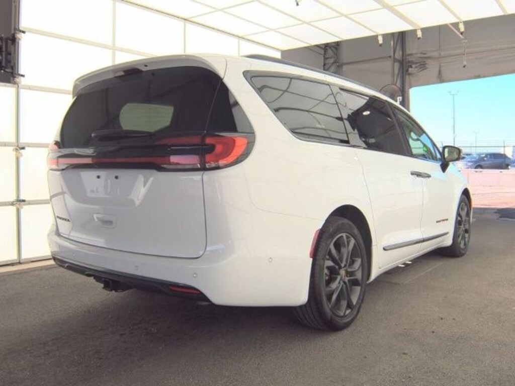 Used 2024 Chrysler Pacifica Touring L Passenger Van