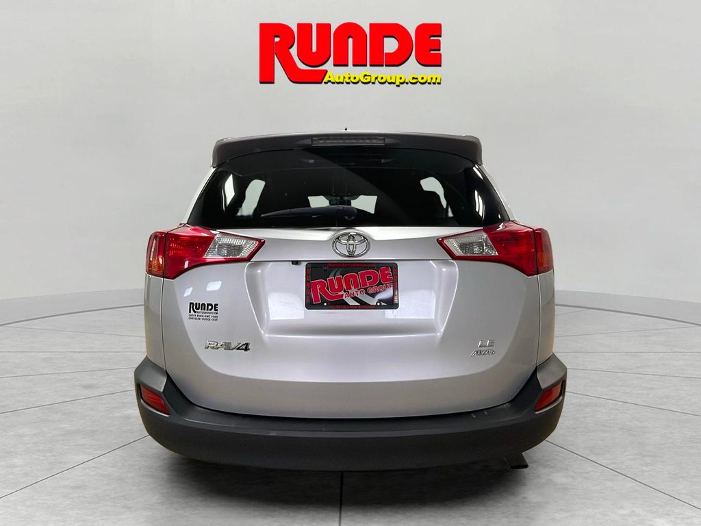 2015 Toyota RAV4 LE photo 3