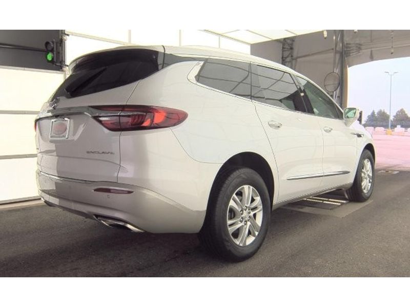 2018 Buick Enclave Essence photo 2