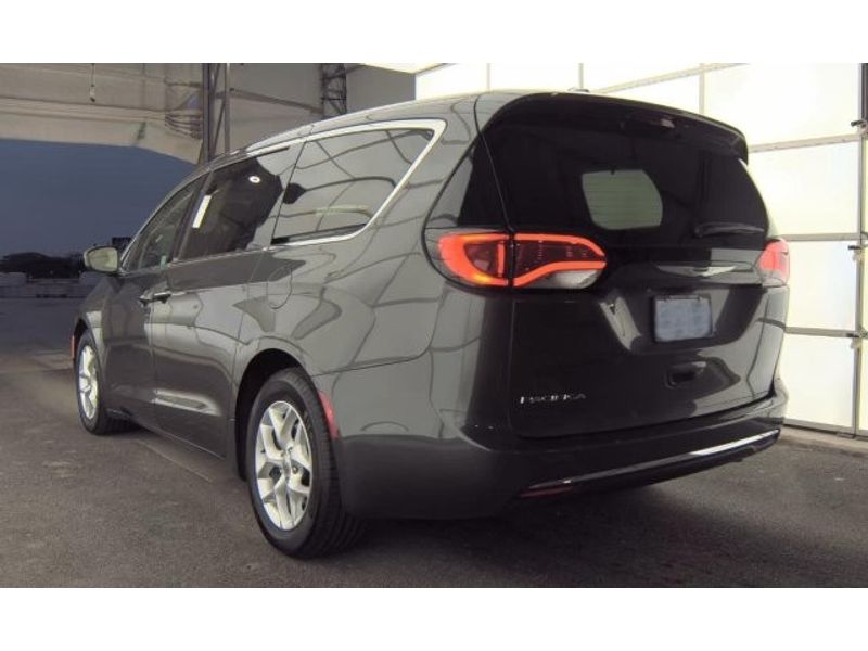 2017 Chrysler Pacifica Touring Plus photo 4
