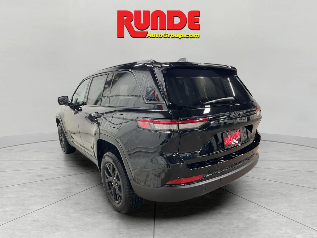 2025 Jeep Grand Cherokee Altitude photo 3