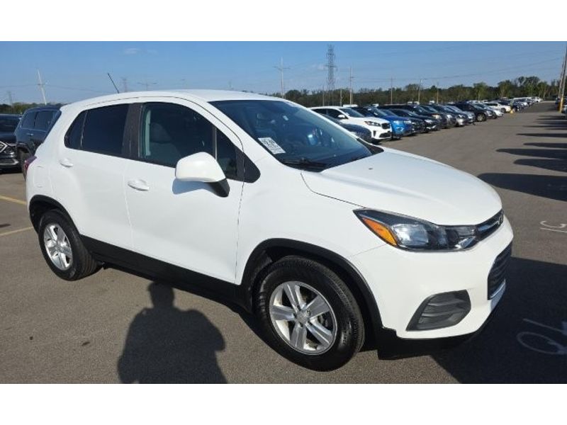 2020 Chevrolet Trax LS photo 2