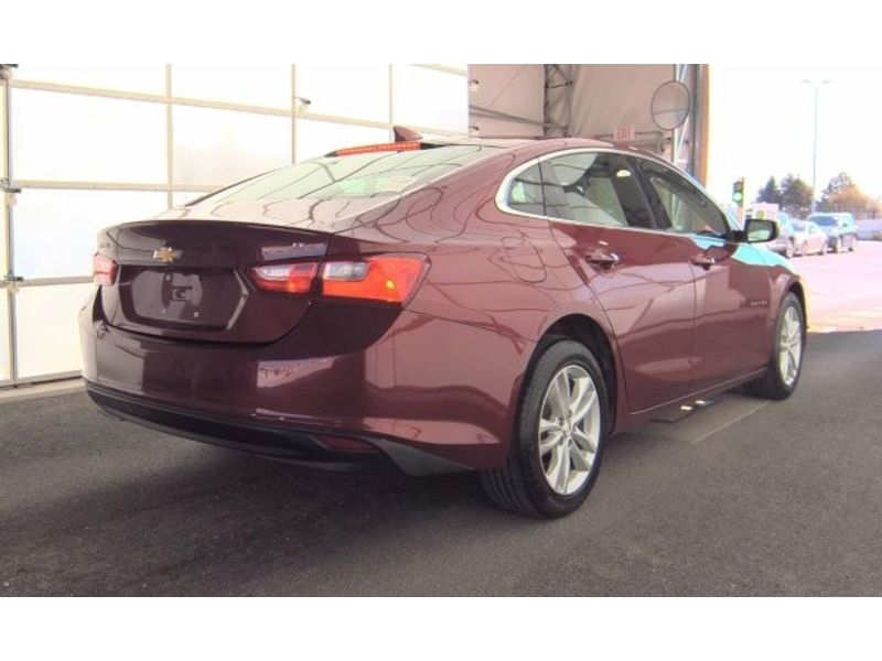 2018 Chevrolet Malibu 1LT photo 3