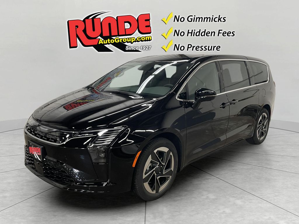 2027 Chrysler Pacifica Limited's photo