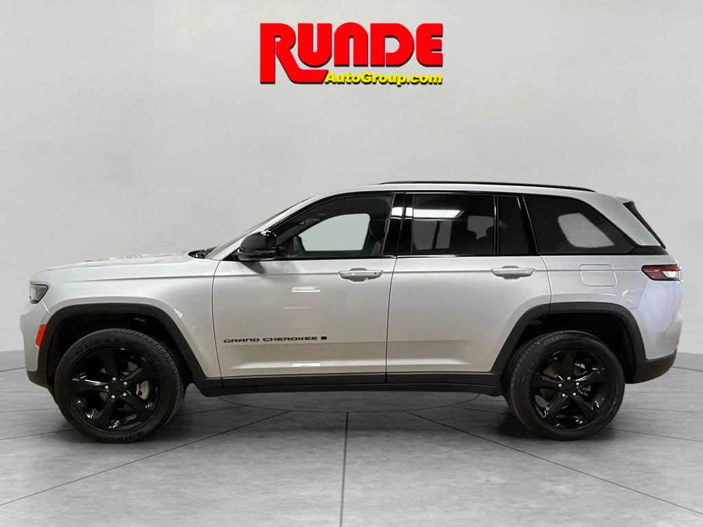 Used 2024 Jeep Grand Cherokee Altitude with VIN 1C4RJHAGXRC137053 for sale in Manchester, IA