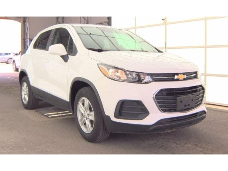 2022 Chevrolet Trax LS photo 2