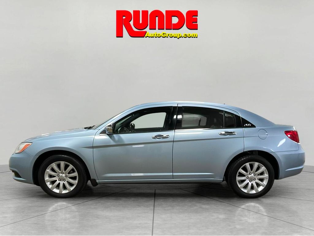 2013 Chrysler 200 Limited photo 2