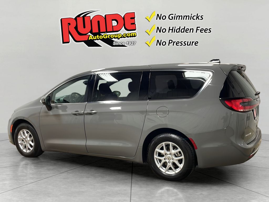 2023 Chrysler Pacifica Touring photo 3