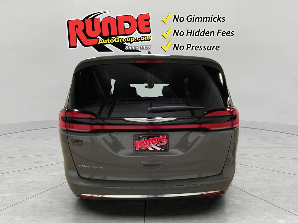 2023 Chrysler Pacifica Touring photo 4