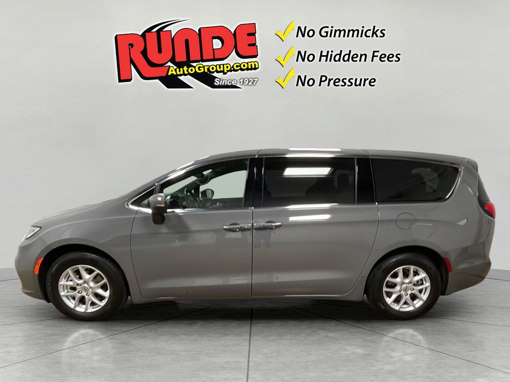 2023 Chrysler Pacifica Touring photo 2