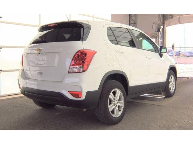 2022 Chevrolet Trax LS photo 3