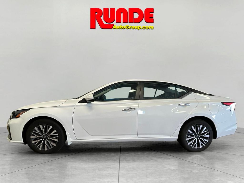2024 Nissan Altima 2.5 SV photo 2