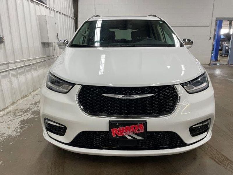 Used 2022 Chrysler Pacifica Limited with VIN 2C4RC3GG5NR167227 for sale in Manchester, IA