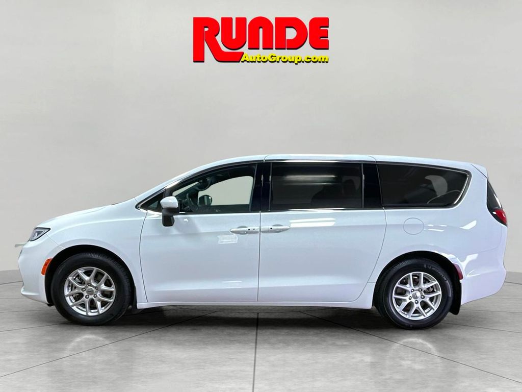 2023 Chrysler Pacifica Touring photo 2