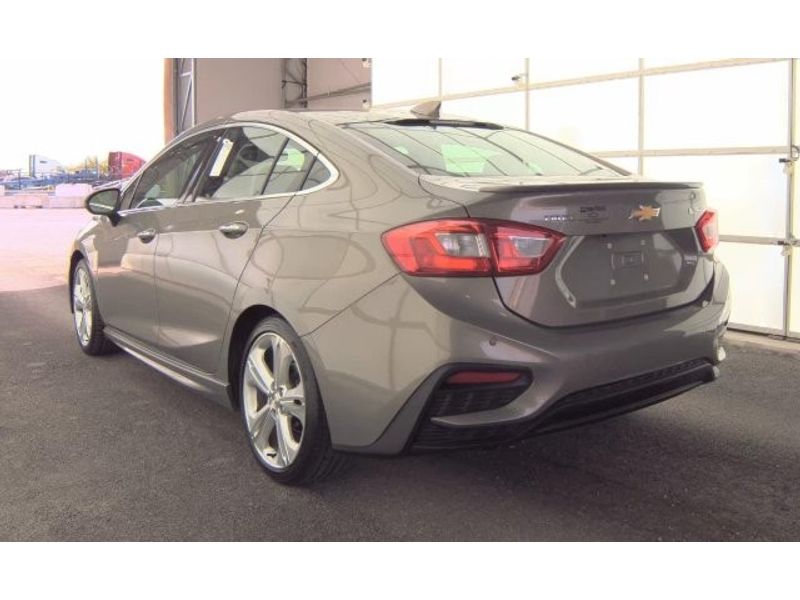 2017 Chevrolet Cruze Premier photo 3
