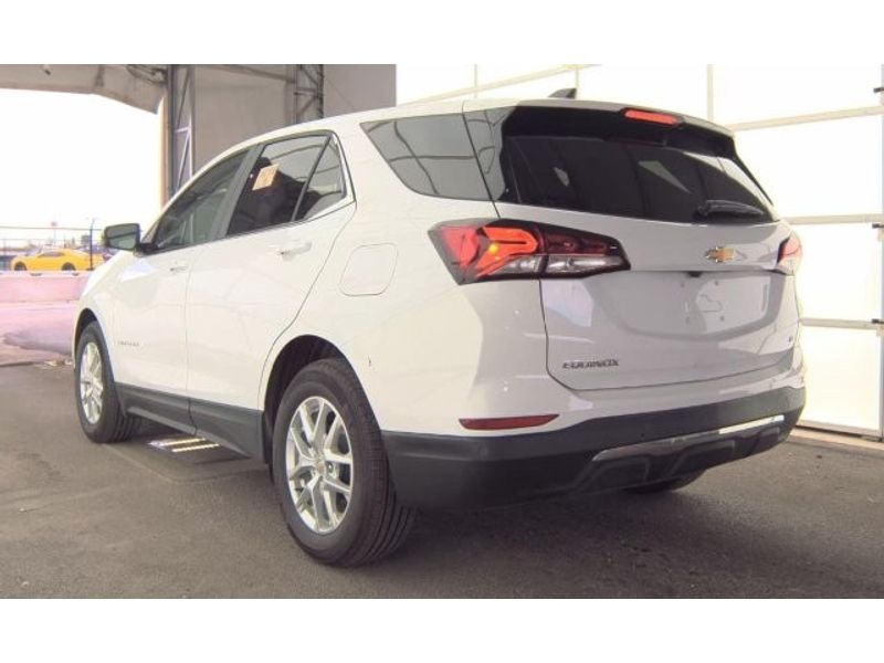 2024 Chevrolet Equinox LT photo 2