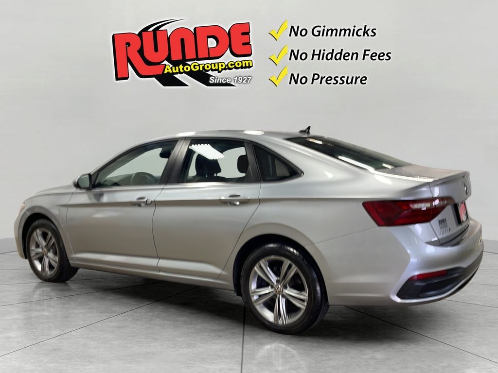 Used 2024 Volkswagen Jetta SE Sedan