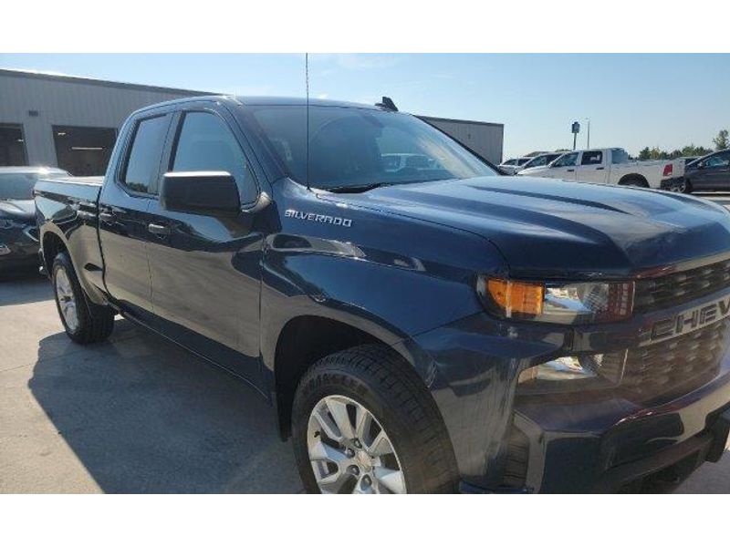 2020 Chevrolet Silverado 1500 Custom photo 2