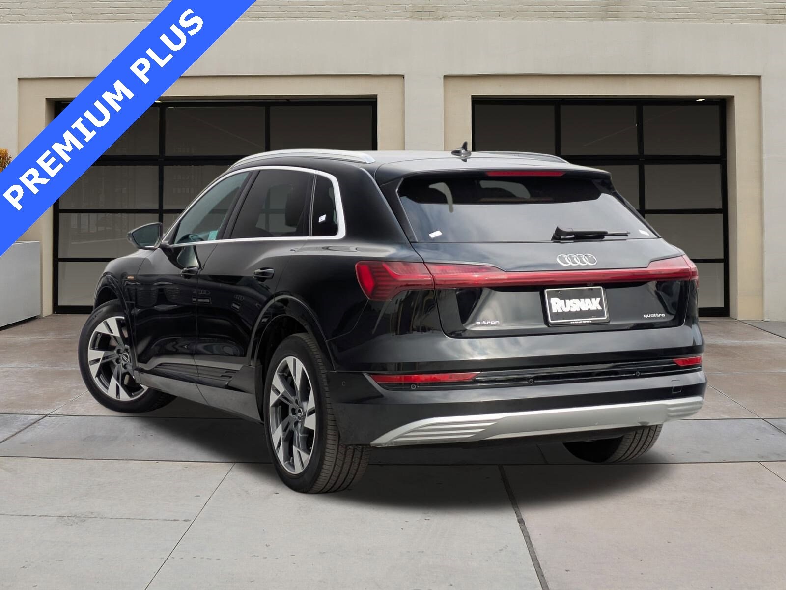 2022 Audi e-tron Premium Plus photo 2
