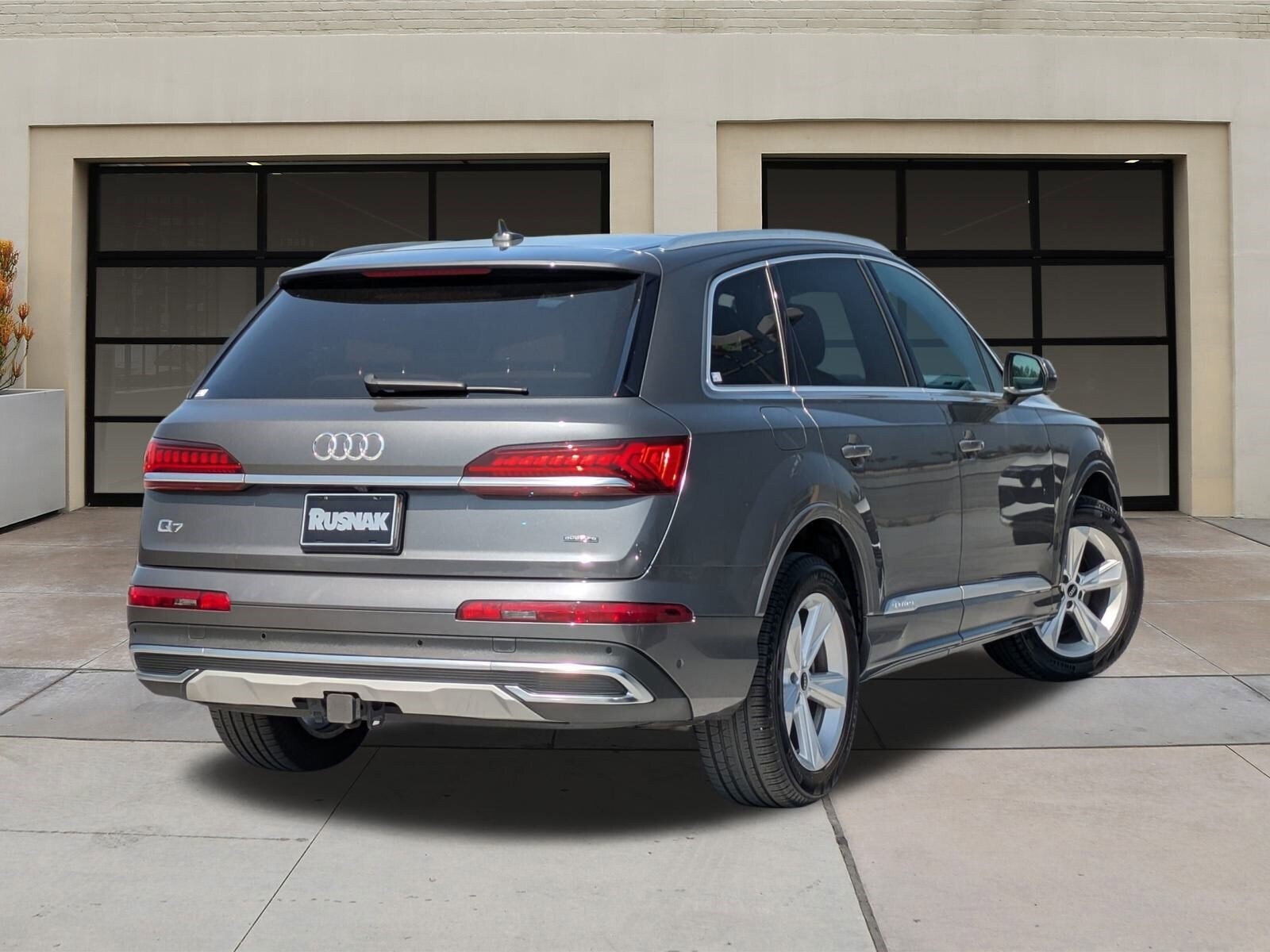 2022 Audi Q7 45 Premium Plus photo 4