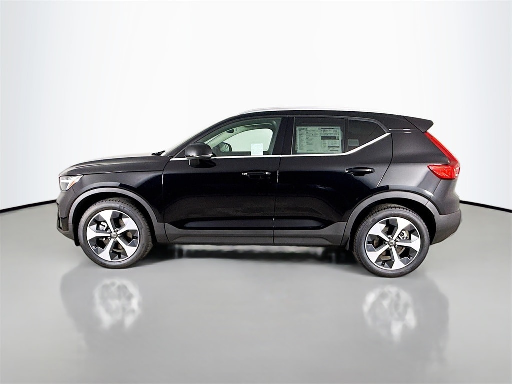 New 2025 Volvo XC40 B5 Core SUV