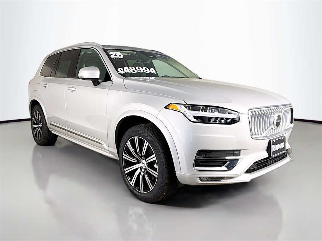 2025 Volvo XC90 Core's photo